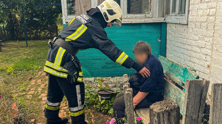 У Тростянці рятувальники допомогли жінці, яка провалилася в колодязь