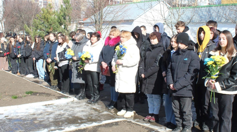 На стіні КЗ “Ліцей “Інтелект” Долинської міської ради” відкрили меморіальну дошку загиблому воїну