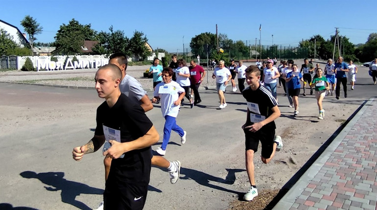 "Шаную воїнів, біжу за Героїв України": Дмитрівська громада вшанувала загиблих захисників