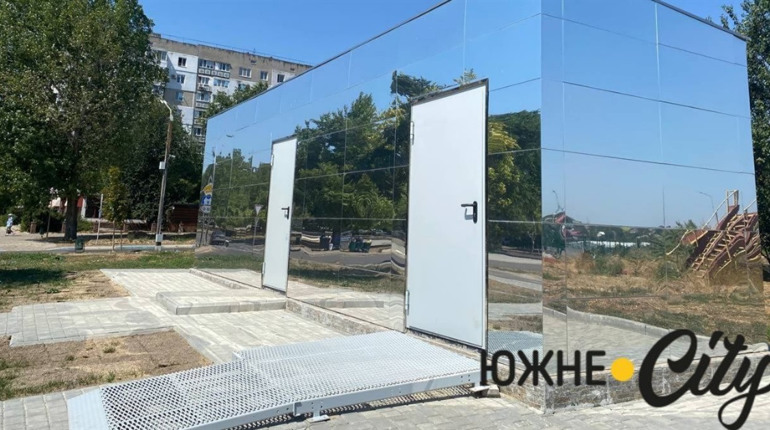 Туалет за три мільйони: чому южненці не можуть ним скористатися (ФОТО)