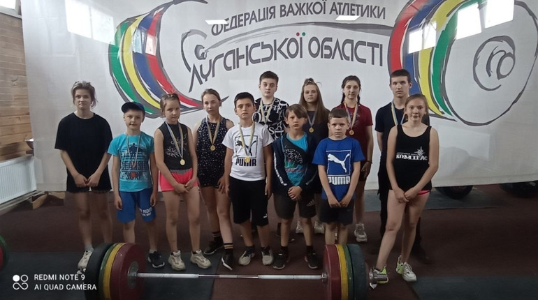 Важкоатлети зі Сватового привезли 12 медалей зі змагань у Кремінній: подробиці