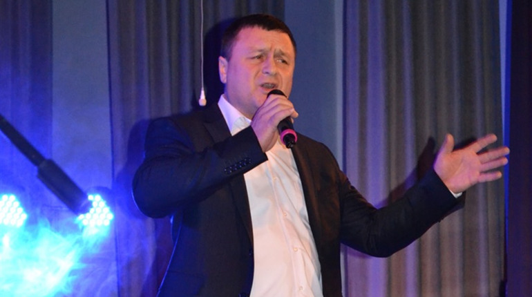 Жінкам Володимиреччини співали школярі, аматори, фольклористи і  депутат облради