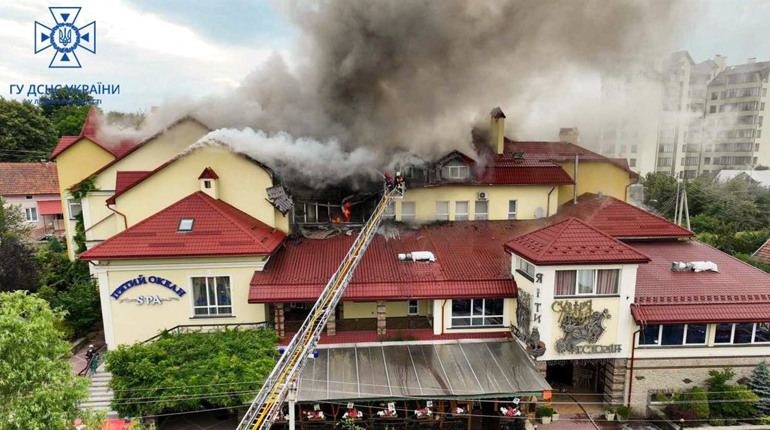 "Люди молодці – допомагали один одному вийти": у Трускавці горіли спа-центр та номери готелю