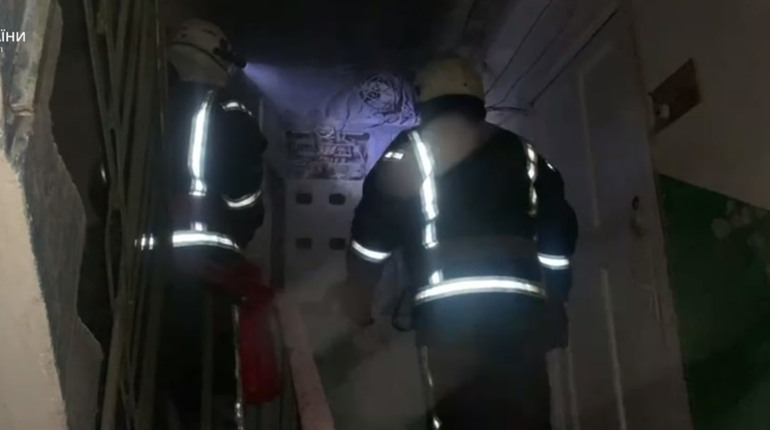 У Шостці опівночі у багатопорхівці загорілась щитова