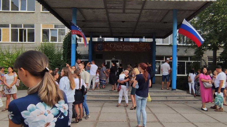 Триколор у освітніх закладах та основи безпеки. Як нововведення запровадили окупанти у Мелітополі