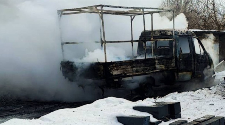 Полювання на цивільних: на Сумщині ворожі дрони масово атакують автівки, є загиблі та поранені