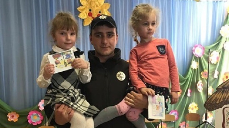 Поліцейський — дітям друг: калинівські копи побували у дитячому садку