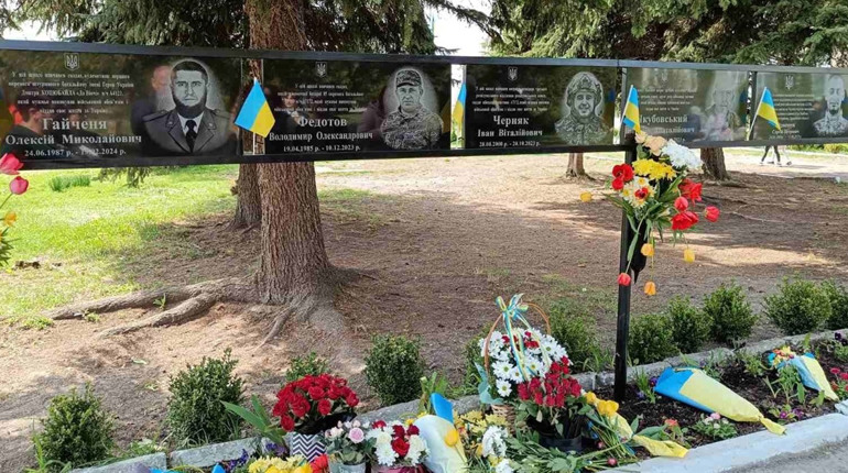 На Кременеччині вшанували пам'ять загиблих Героїв меморіальними дошками