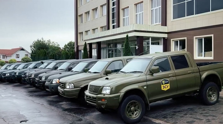 10 позашляховиків поїхали з Умані на фронт: відправку здійснила Всеукраїнська Аграрна Рада