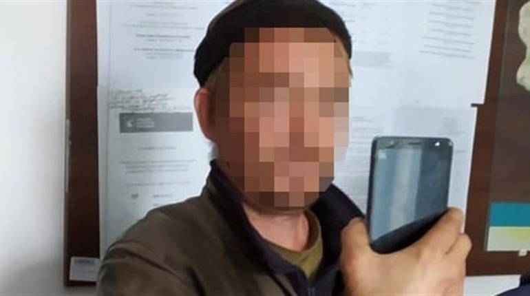 42-річний мешканець Старокостянтинівщини вкрав мобільний телефон у дитини
