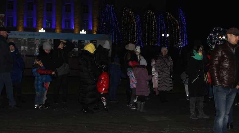 Біля головної ялинки Херсона забули про карантин. Розповідаємо про черги та відсутність масок