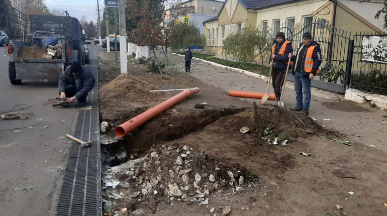 Оновили знаки, ремонтують бульдозер, готуються до зими: чим займалися біляївські комунальники 