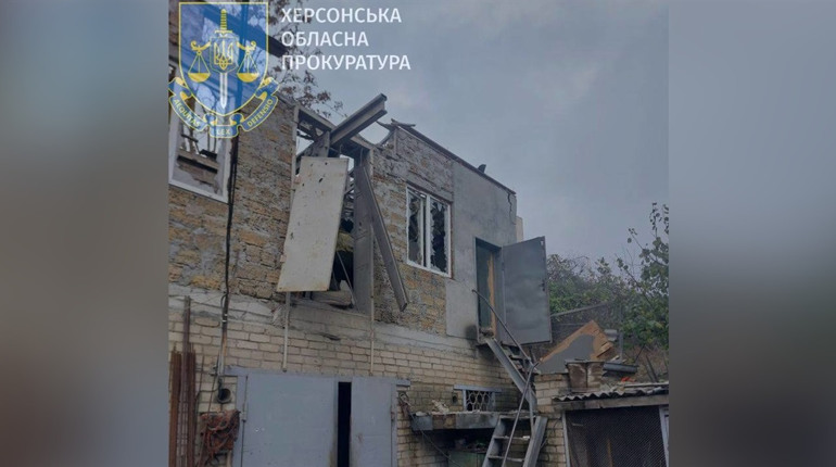 Російські окупанти зранку обстріляли Херсон: влучили по житловому будинку