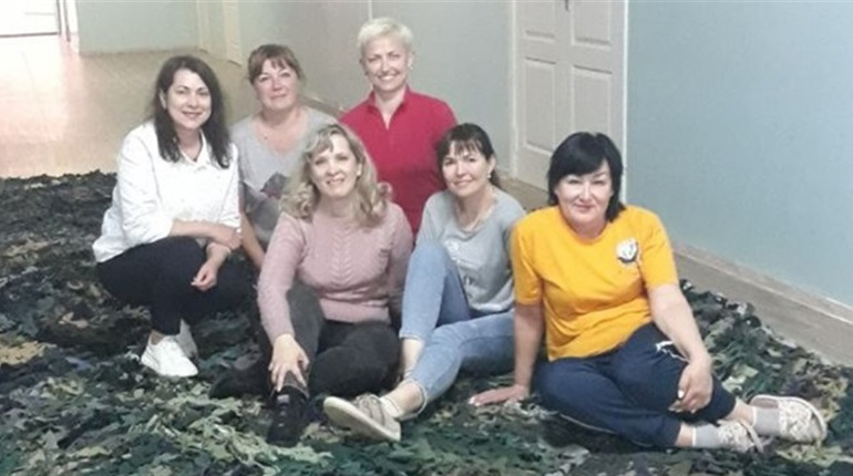 «Червона Калина Півдня» шиє дощовики, плете сітки, виготовляє снеки та окопні свічки для ЗСУ