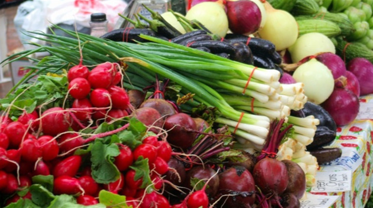 Молода картопля, полуниця й кабачки: вартість продуктів на ринку "Урожай" наприкінці квітня