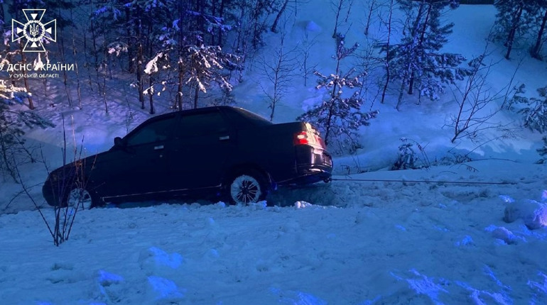 На трасі неподалік Глухова автівка злетіла в кювет