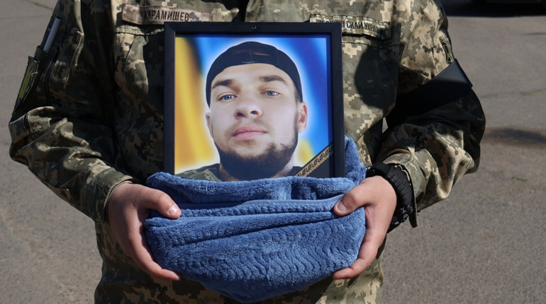 У Южноукраїнську поховали військового - навідника Артема Мітіна