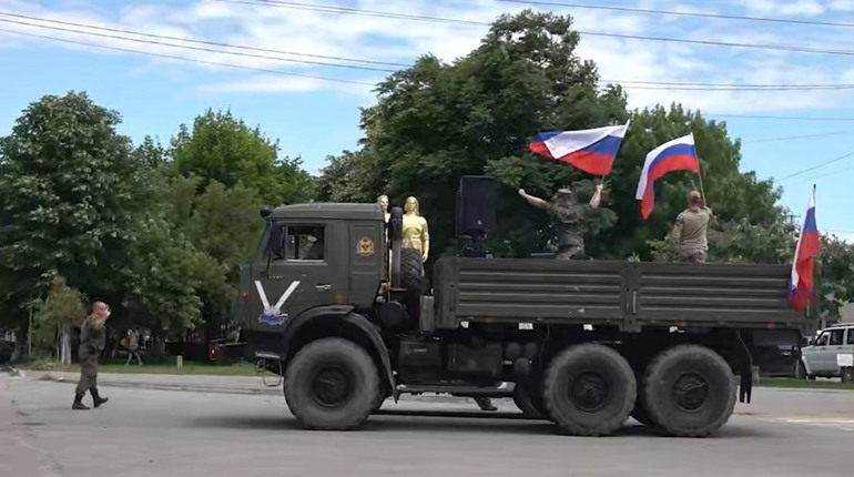 Танці на кістках: у Генічеську окупанти влаштували святкування з триколорами та піснею "я рускій"