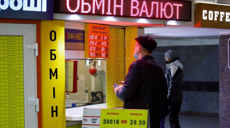 У Глухові судили чоловіка за незаконний обмін валюти