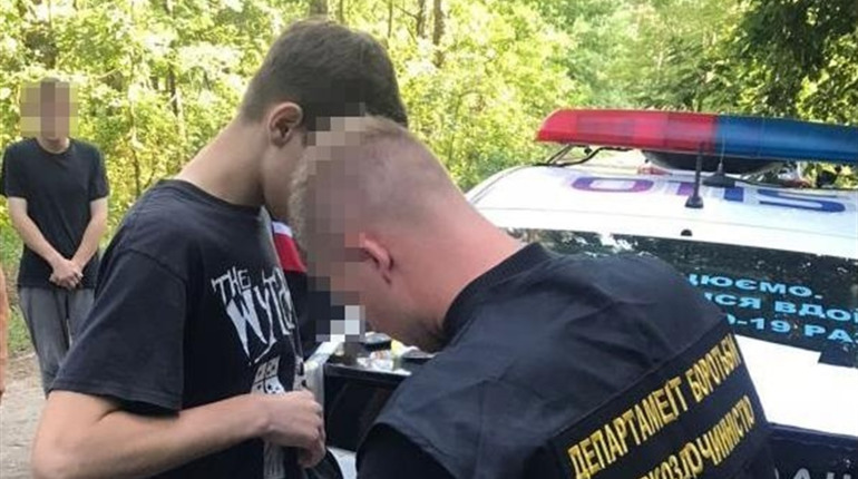 На околицях Новограда правоохоронці затримали парубків з наркотиками: товару було майже на 50 тисяч