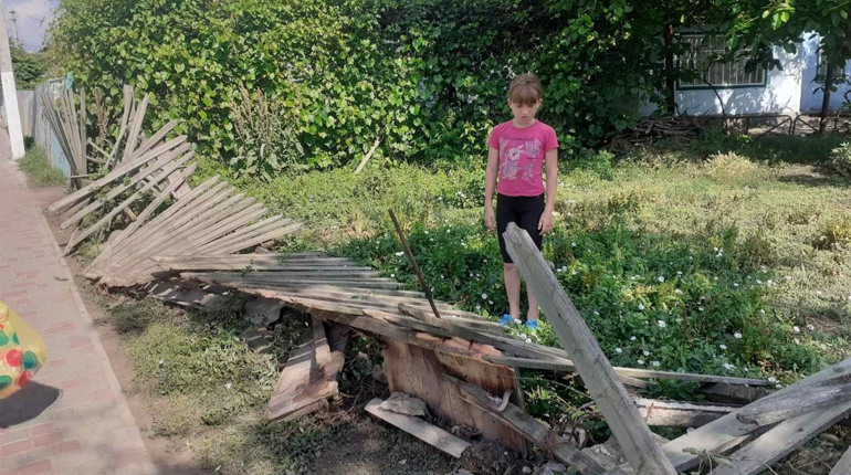 У Біляївці невідомі молодики зламали паркани двом одиноким жінкам. Справа честі - встановити їх