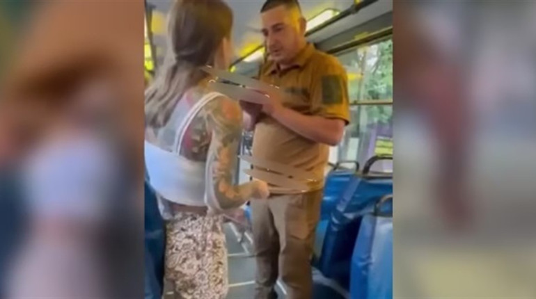 В Одесі чоловік побив жінку, яка заступился за кондукторку тролейбуса: що про нього відомо