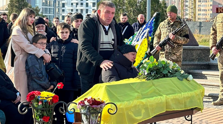«Ти був героєм на землі, став янголом на небі»: в Південному попрощалися з 20-річним військовим