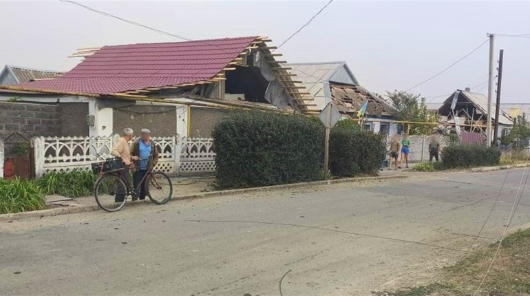 Ворожі обстріли Херсонщини: пошкоджені житлові будинки, навчальні заклади, автівки (ФОТО)