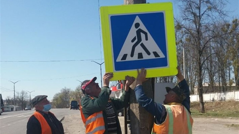 На Житомирській встановили нові дорожні знаки на пішохідних переходах