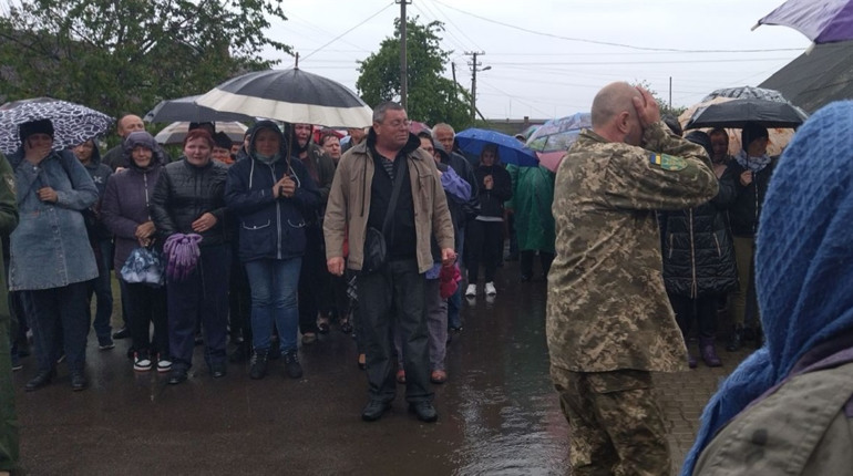 У Володимирці плакало небо і люди, батьки стояли на колінах - зустрічали сина-офіцера. У домовині