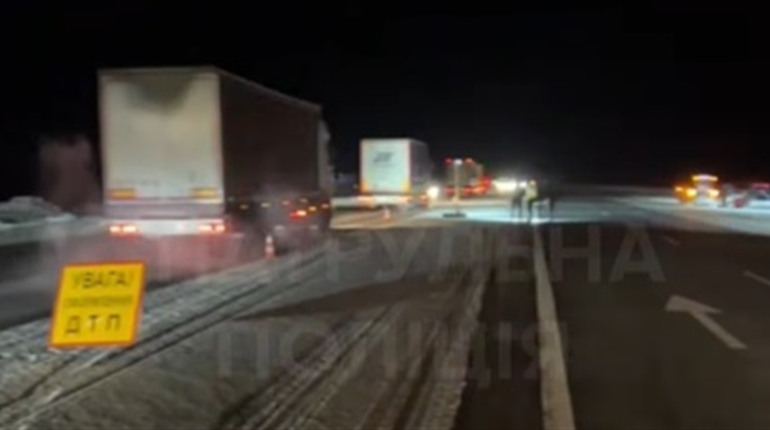 Вночі на Звягельщині на трасі був ускладнений рух через ДТП із загиблим