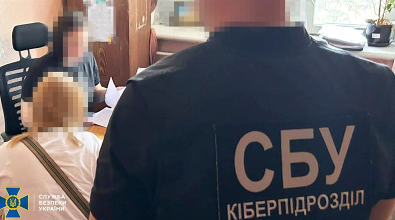 Ботоферма на Житомирщині: місцева мешканка допомагала окупантам зламувати телефони наших військових