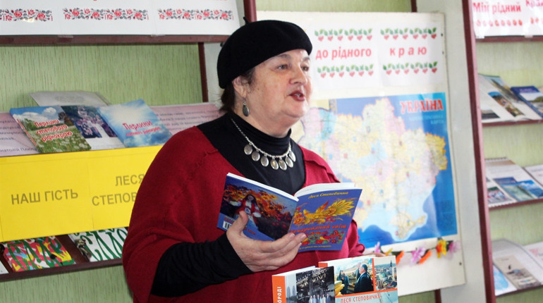 Зворушливі вірші й відверта розмова: петропавлівчани зустріли відому поетесу України Лесю Степовичку