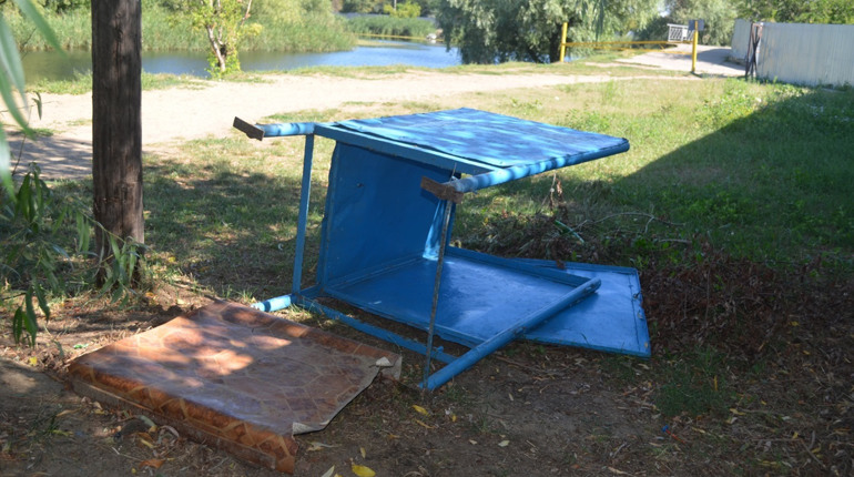 В Біляївці невідомі вандали влаштували дикі розваги на Дитячому пляжі 