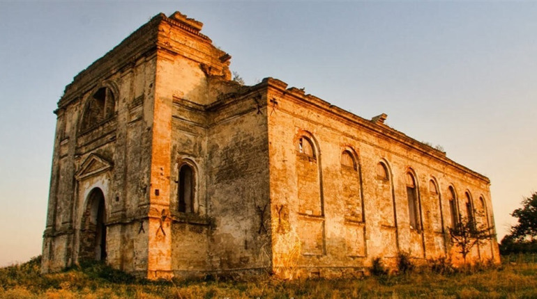 У Кам'янці Вигодянської громади остаточно руйнується унікальний костел