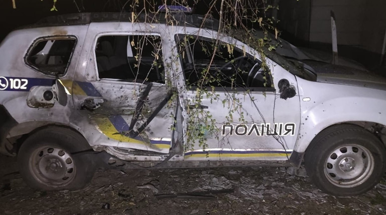 У Білопіллі російський FPV-дрон знову атакував поліцейське авто