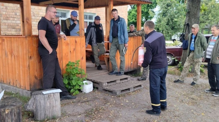 Протипожежні інструктажі з працівниками сільськогосподарських підприємств району. Про що мова?