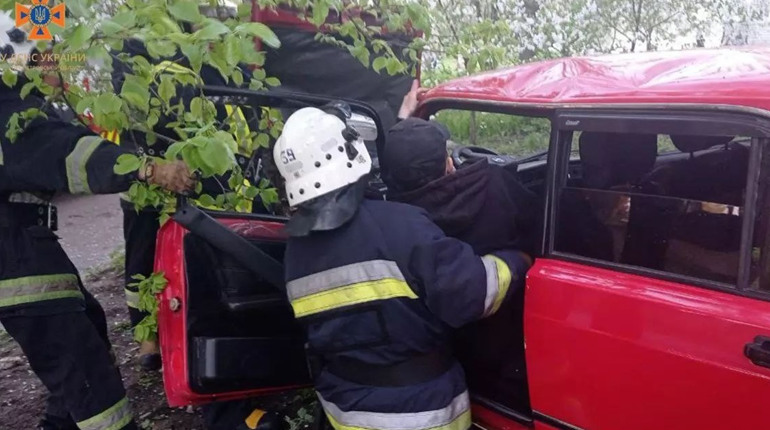 У Жовтих Водах ВАЗ врізався у стовп: водія затисло у салоні