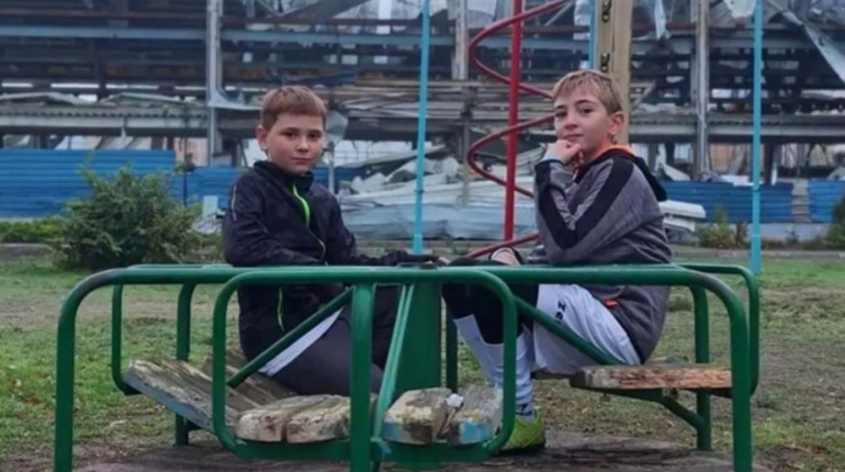 Згоріла «Фабрика», дрони над головою та двірники у бронежилетах: як живе Херсон (фоторепортаж)