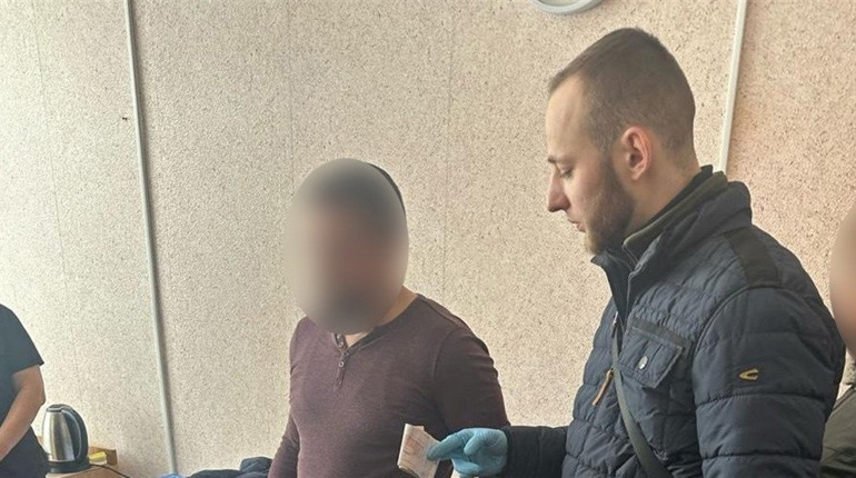 На Сумщині викрили лікаря, який вимагав хабаря від військовослужбовиці