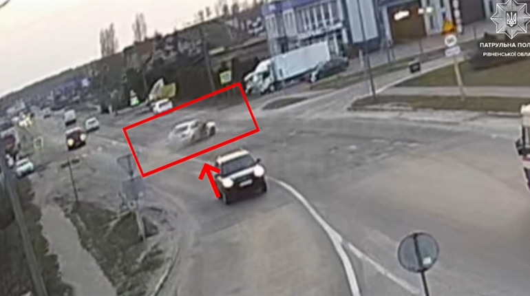 Стало зле за кермом: у Сарнах рятували водія, який маневрував на дорозі