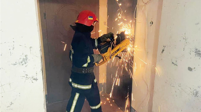 Пожежники різали двері болгаркою: у Вараші нетверезим людям знадобилася допомога