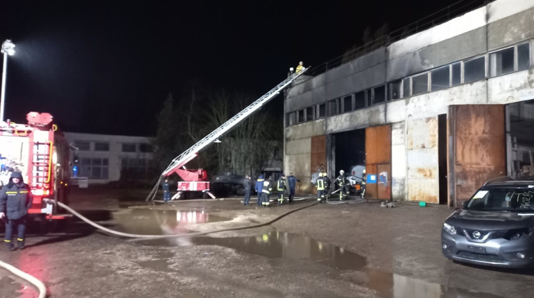 Вибухнув бензовоз: у Херсоні сталась пожежа на СТО