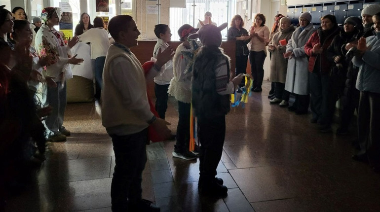 У Південноукраїнську колядували у міській раді без світла, але від душі! Фото, відео