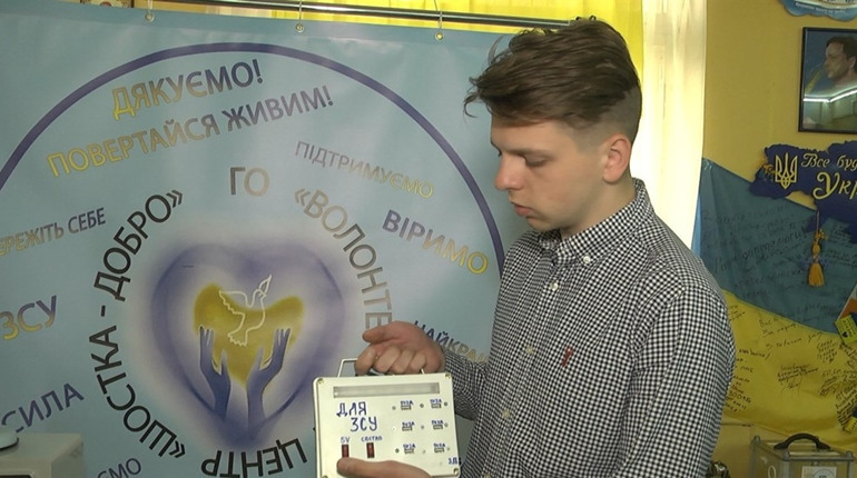 Керівник гуртка Станції юних техніків виготовляє для ЗСУ портативні зарядні станції