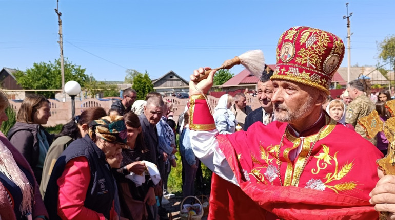 Сотні жителів Захарівки та навколишніх сіл освячували паски в храмі Православної Церкви України