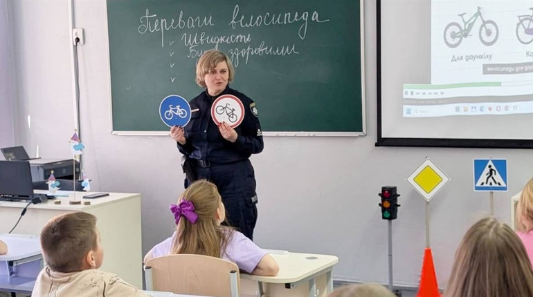 Як повинен поводитися на дорозі велосипедист: у Нетішині поліцейська провела учням урок безпеки