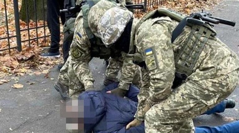 В Одесі СБУ затримали чоловіка, який знімав розташування військових. Фото та відео затримання
