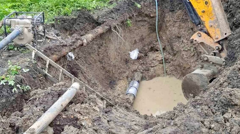 Після підключення водопроводу на вул. Ринковій в Калуші почалися пориви