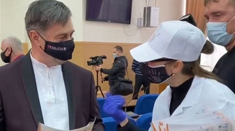 У всіх херсонських депутатів тепер є маска «Стоп насильству!» Розповідаємо про просвітницьку акцію